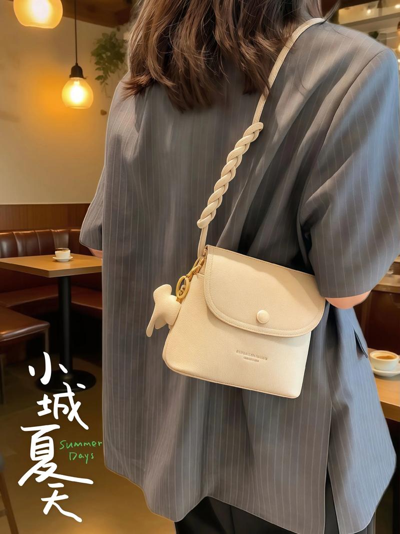 女士时尚斜挎小方包